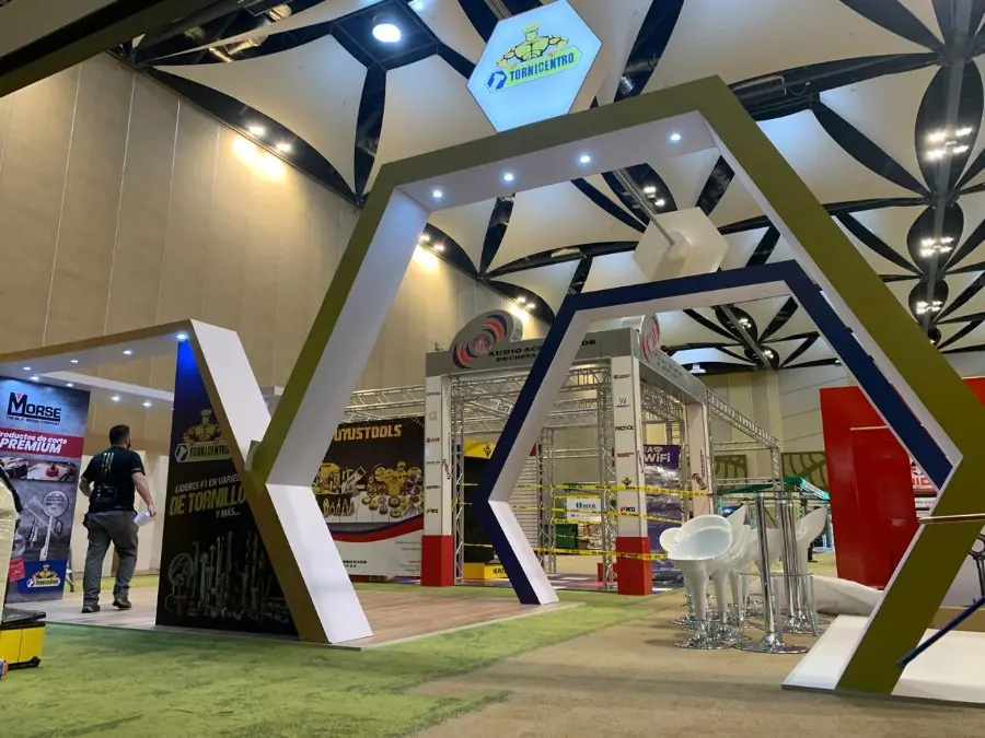 Stand de gran formato con pórtico hexagonal de acceso en una feria industrial